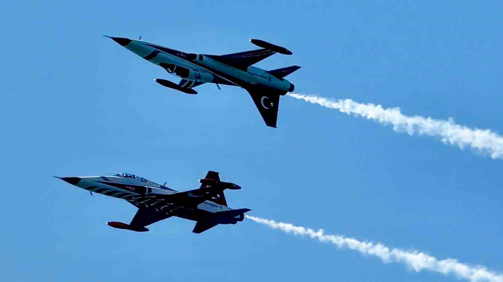 Şehitler Abidesi&rsquo;nde T&uuml;rk Yıldızları g&ouml;sterisi nefesleri kesti
