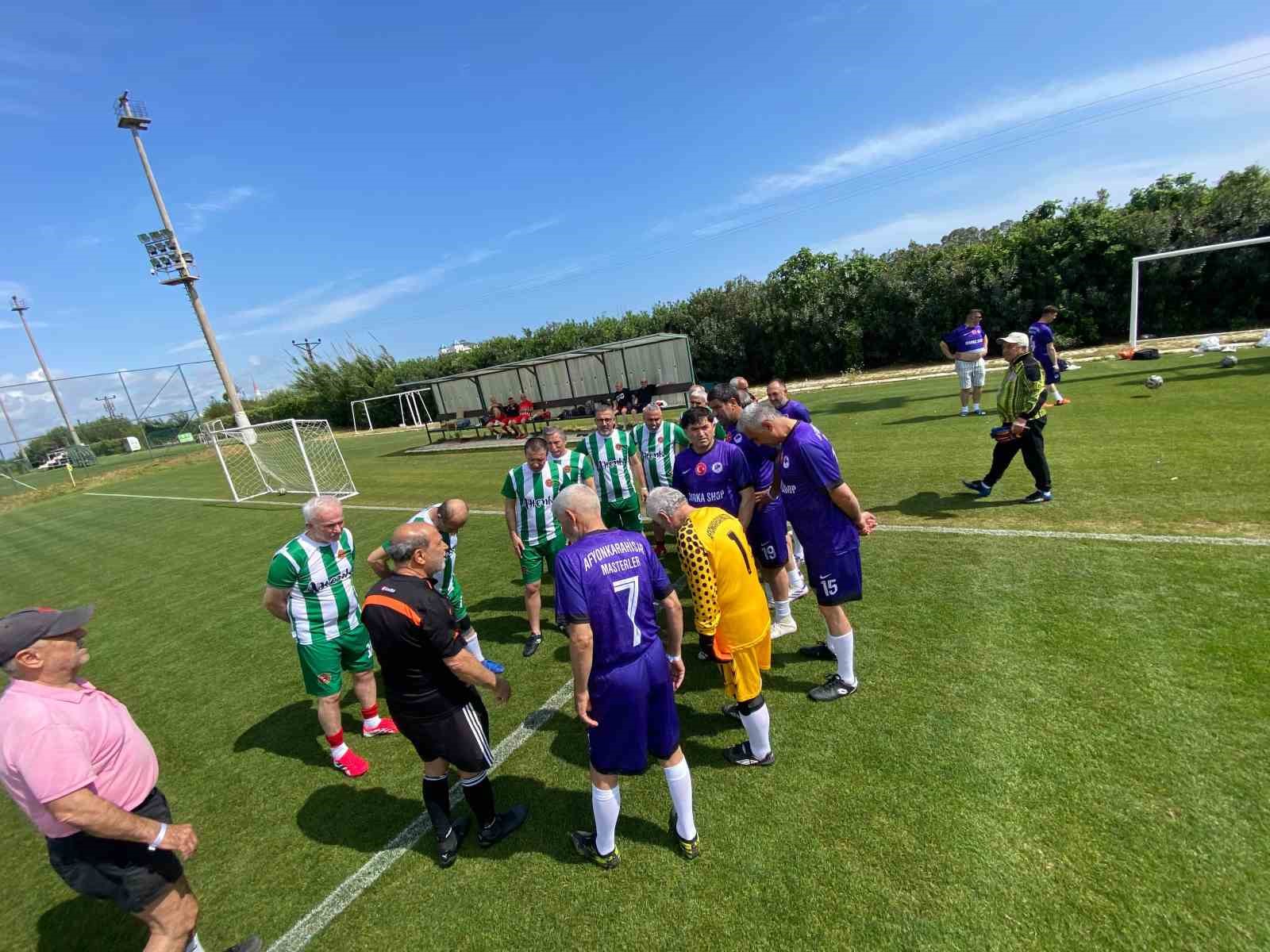 Futbol sahasında dostluklar r&uuml;zgarı esti
