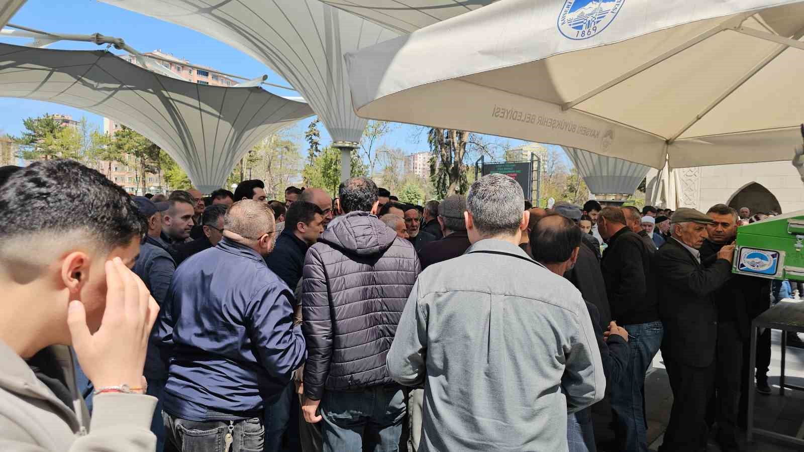 Silahlı kavgada hayatını kaybeden adam toprağa verildi
