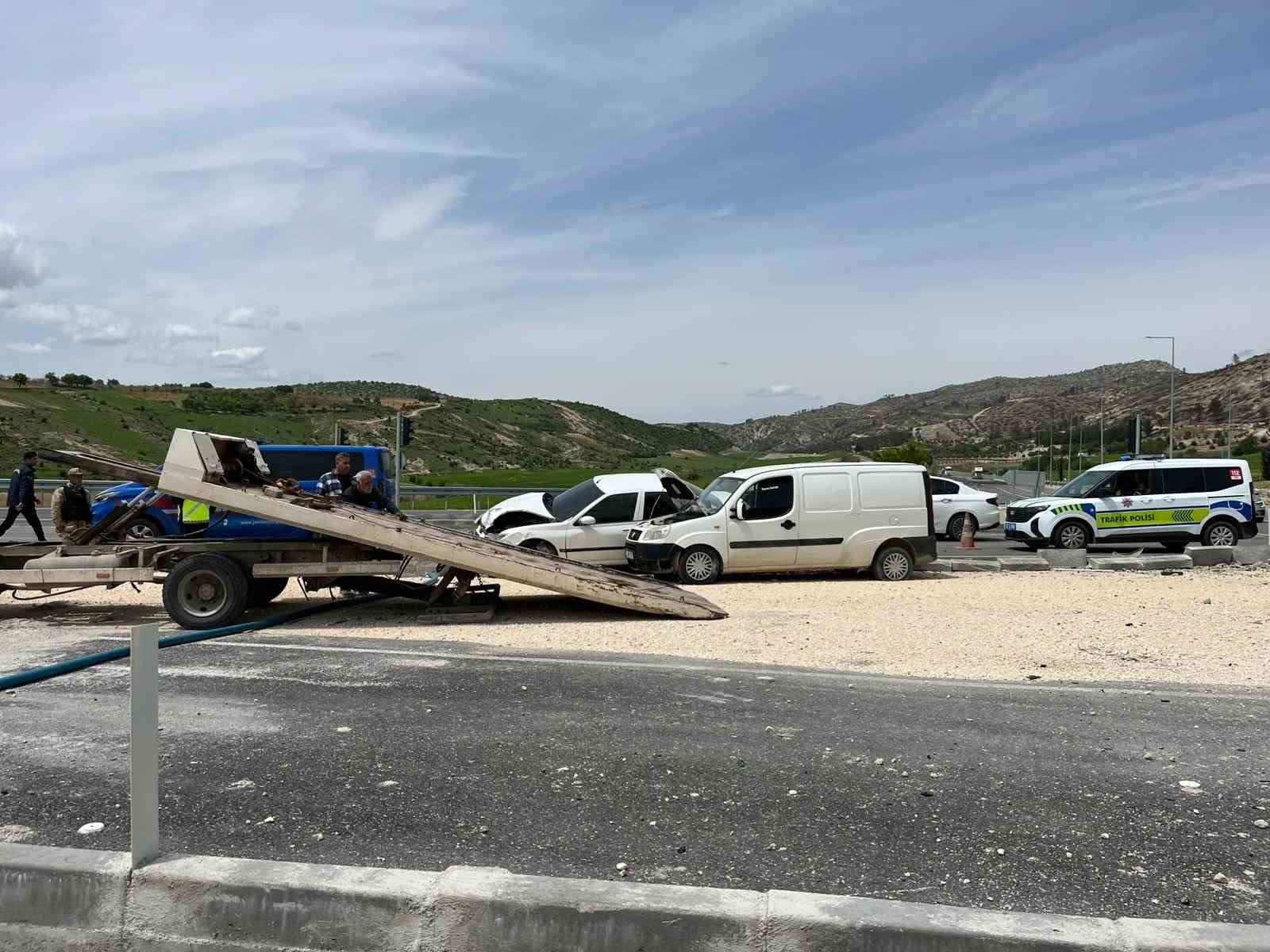 Adıyaman&rsquo;da iki ara&ccedil; &ccedil;arpıştı: 4 yaralı
