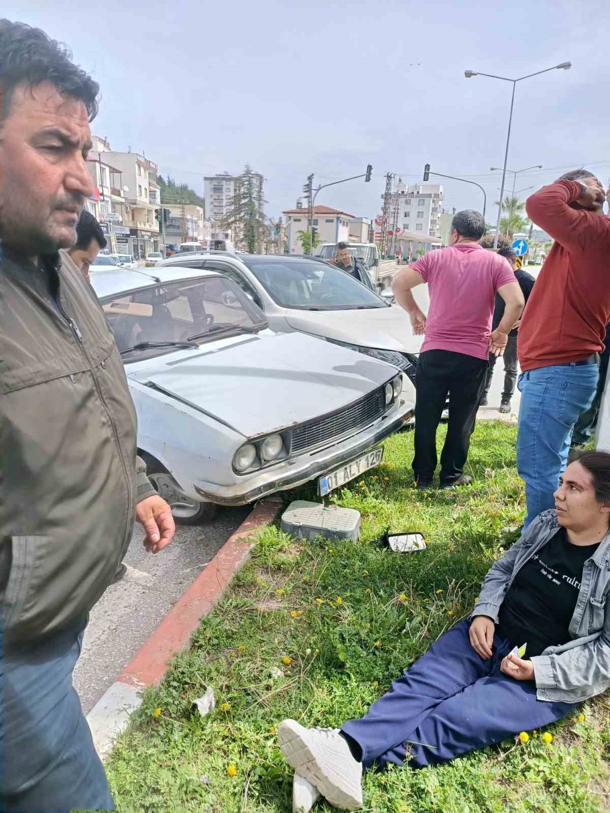 İki otomobilin &ccedil;arpıştığı kaza anı kamerada

