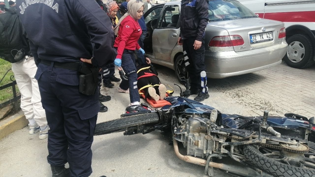 Isparta&rsquo;da otomobil ile motosiklet &ccedil;arpıştı: 2 yaralı
