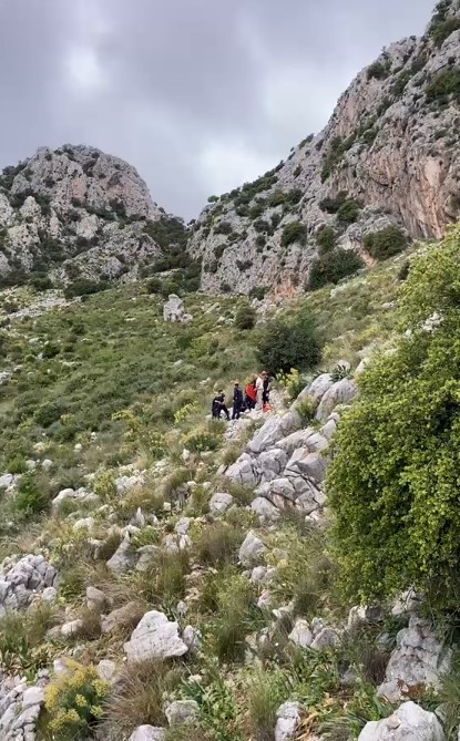 Dağa tırmandığı sırada d&uuml;şerek yaralanan kişiyi ekipler kurtardı
