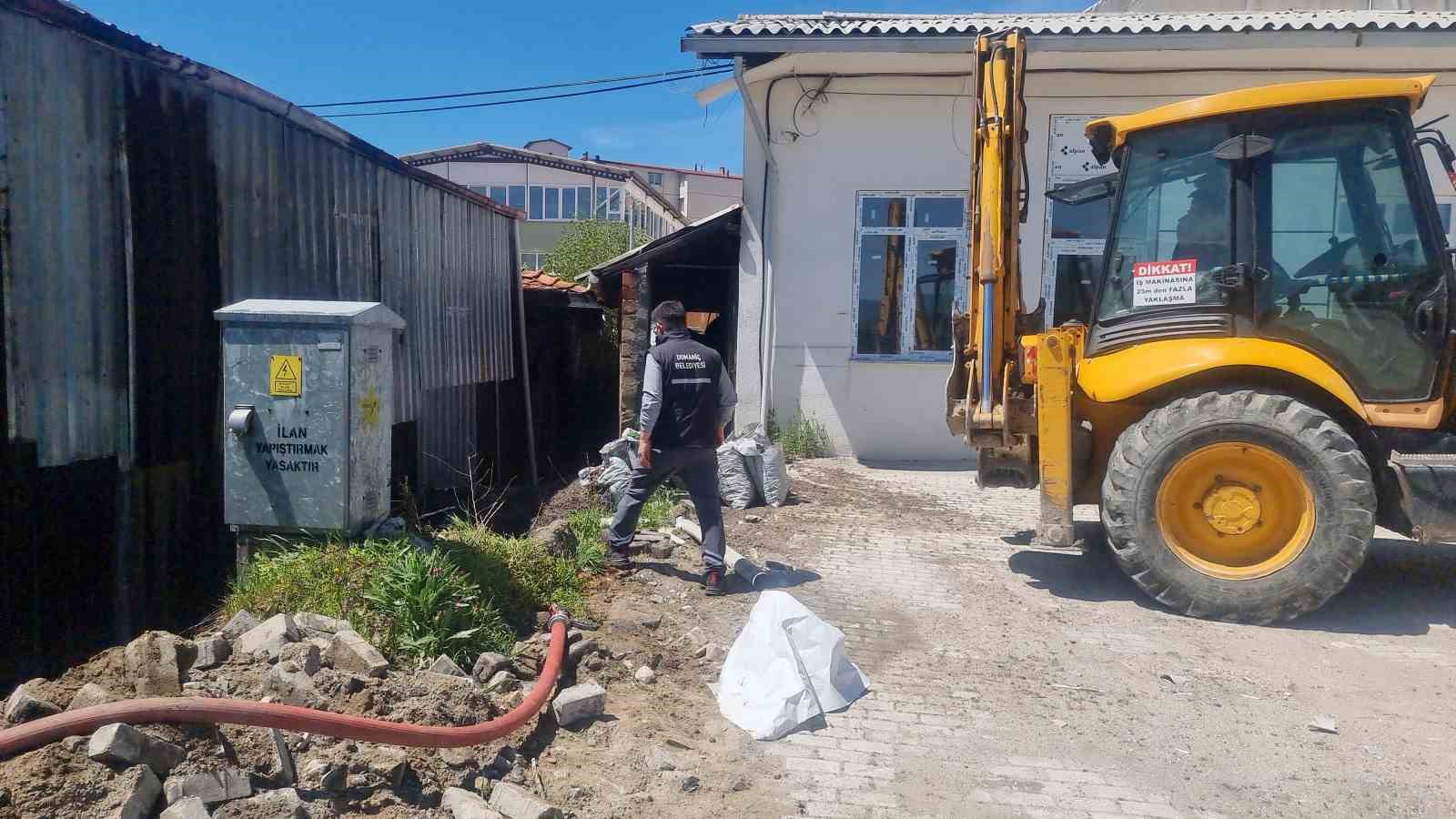 K&uuml;tahya&rsquo;da depo yangını paniğe neden oldu
