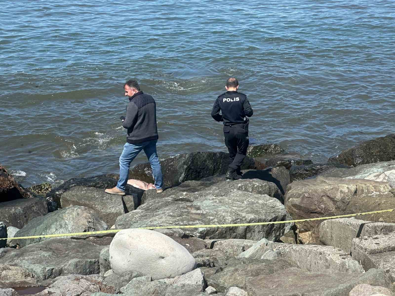 Rize&rsquo;de kıyıya vuran erkek cesedi bulundu
