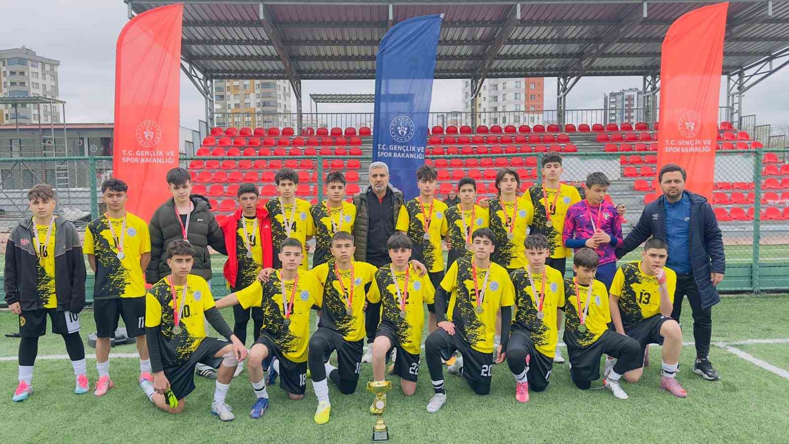 Okullar futbolda T&uuml;rkan Altun Anadolu Lisesi şampiyon oldu

