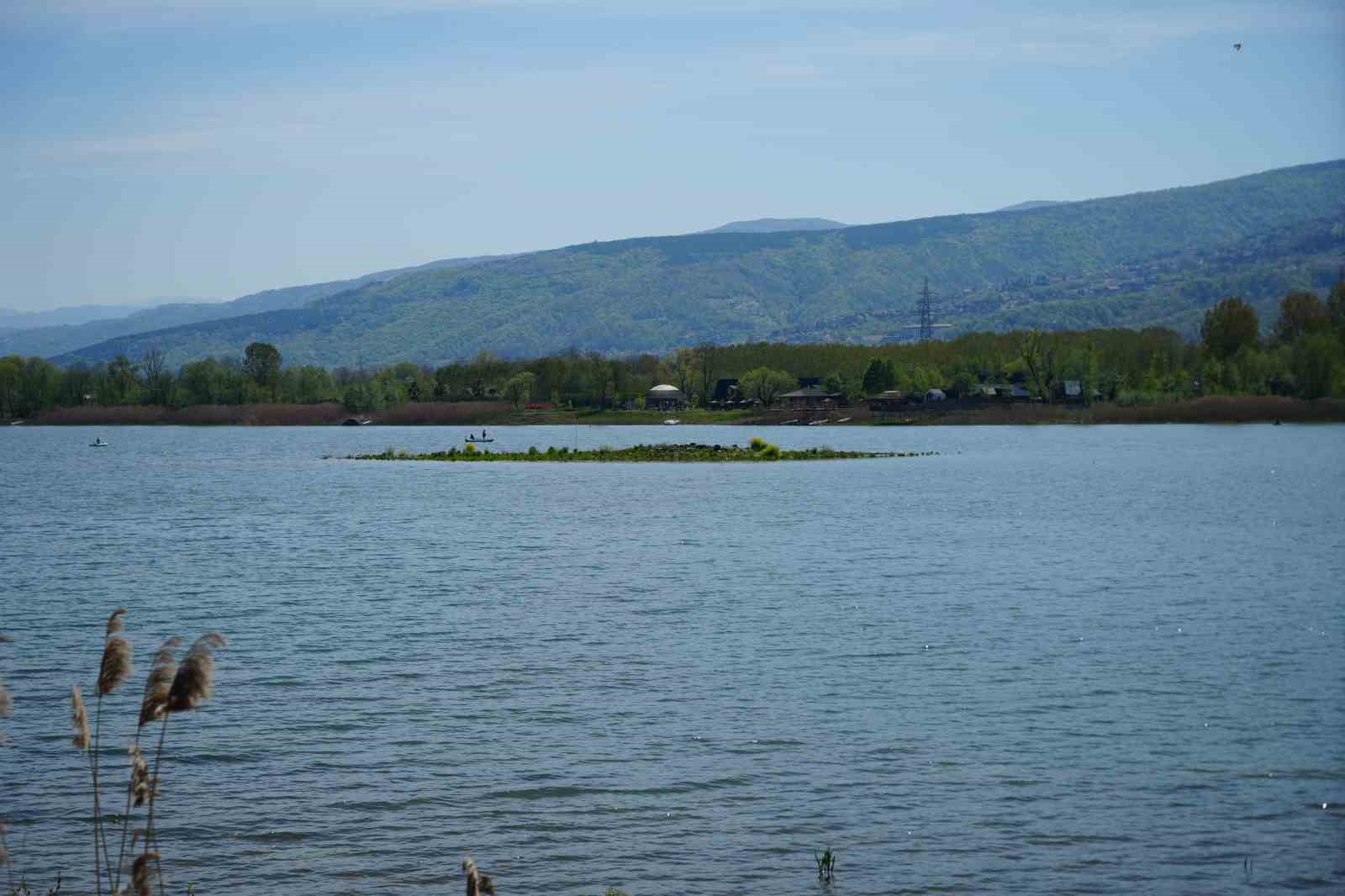 Sapanca G&ouml;l&uuml; &ccedil;ekildi: Gizemli ada yeniden ortaya &ccedil;ıktı
