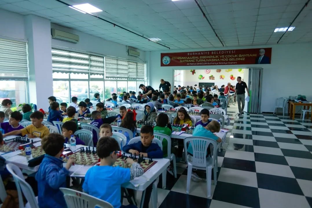 Burhaniye&rsquo;de &ccedil;ocukların satran&ccedil; heyecanı başladı

