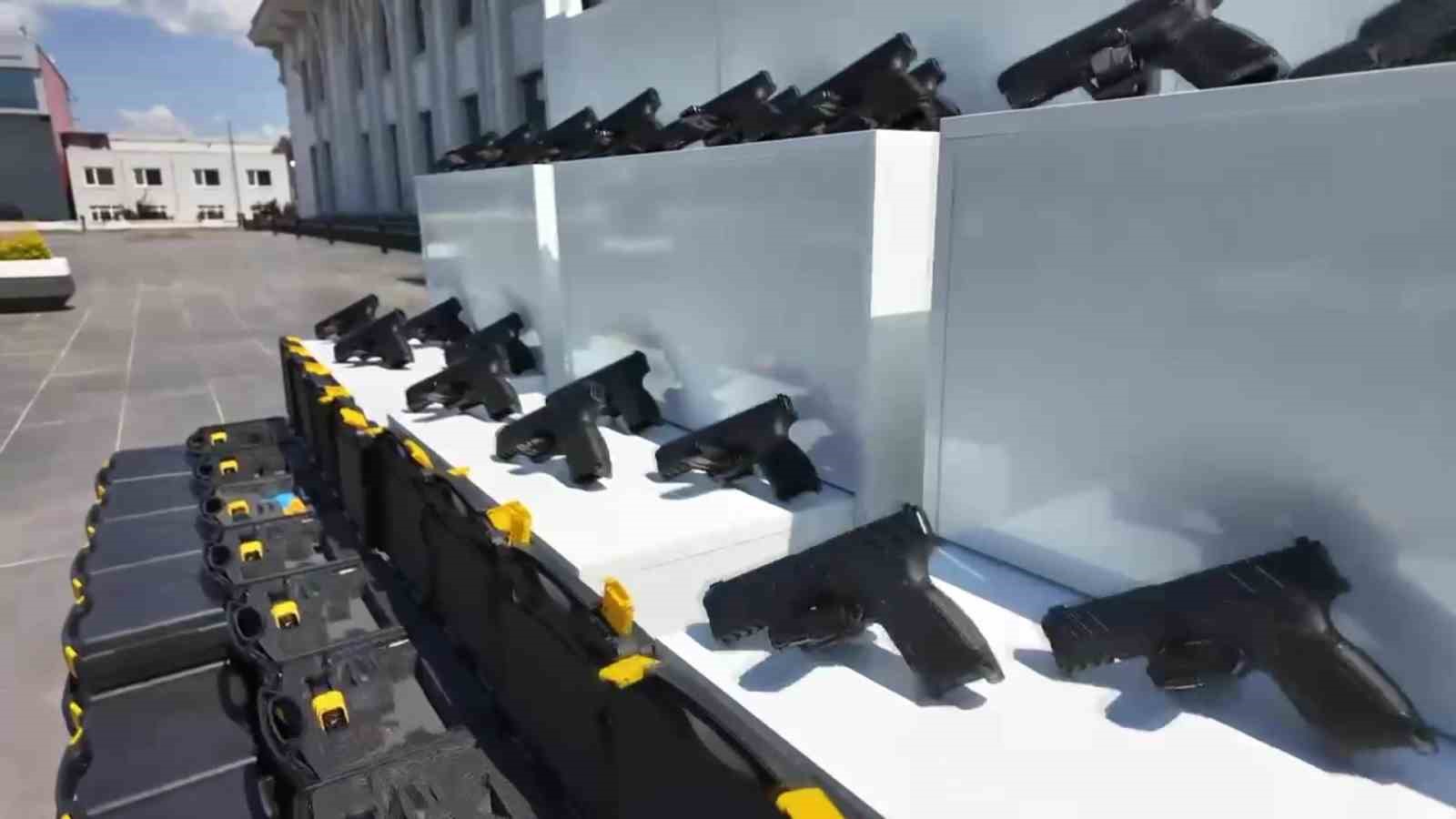 Bir minib&uuml;s dolusu silah ve malzemeleri ele ge&ccedil;irildi
