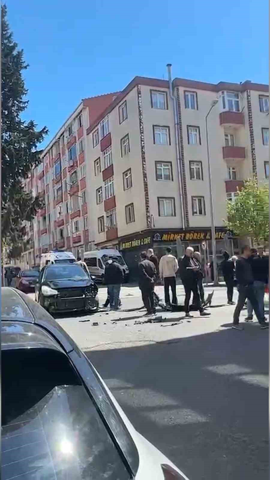 Otomobille &ccedil;arpışan motosikletlinin savrularak yaralandığı kaza kamerada
