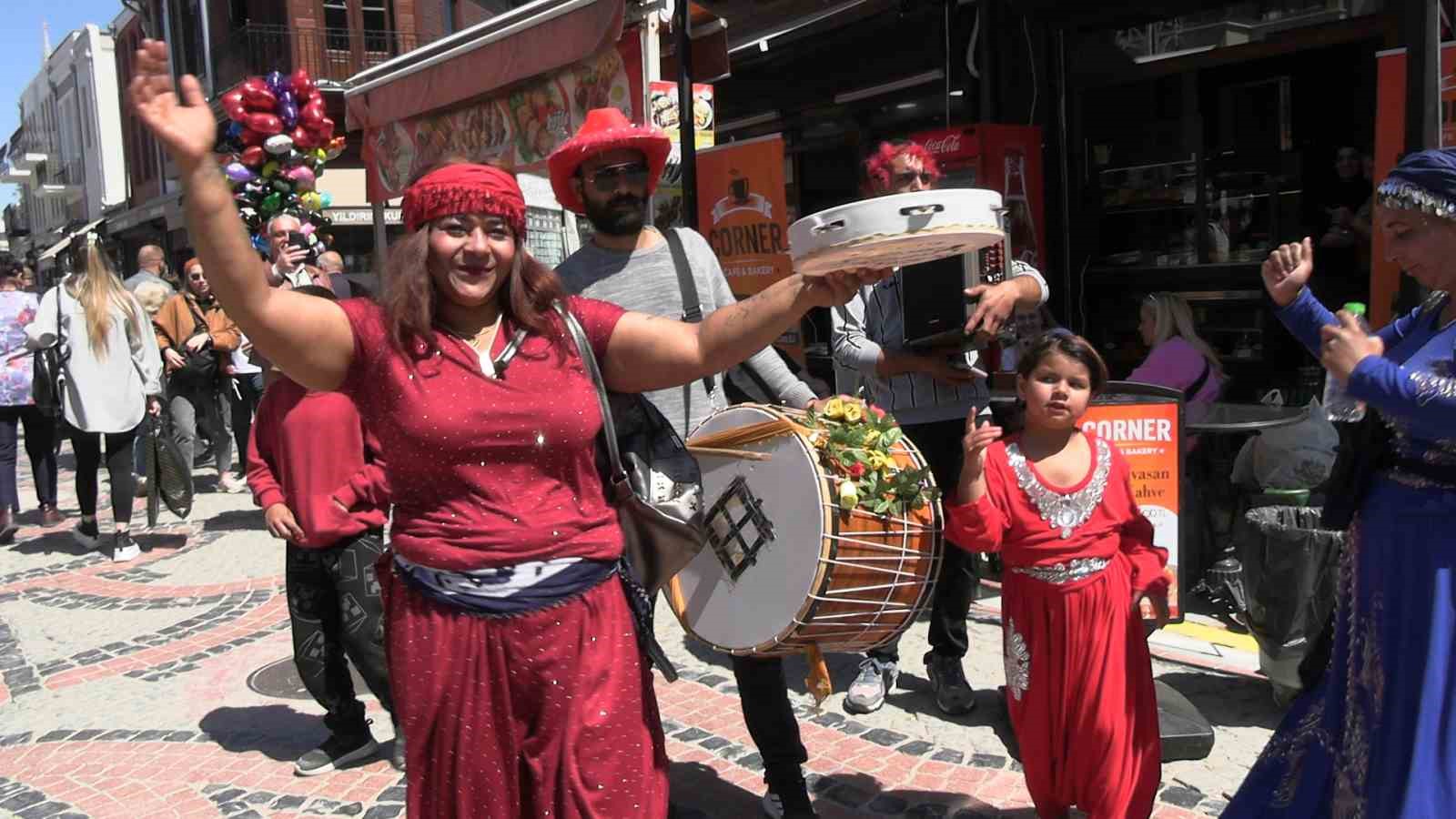 Edirne&rsquo;de turistler romanların kakava davetine ortak oldu
