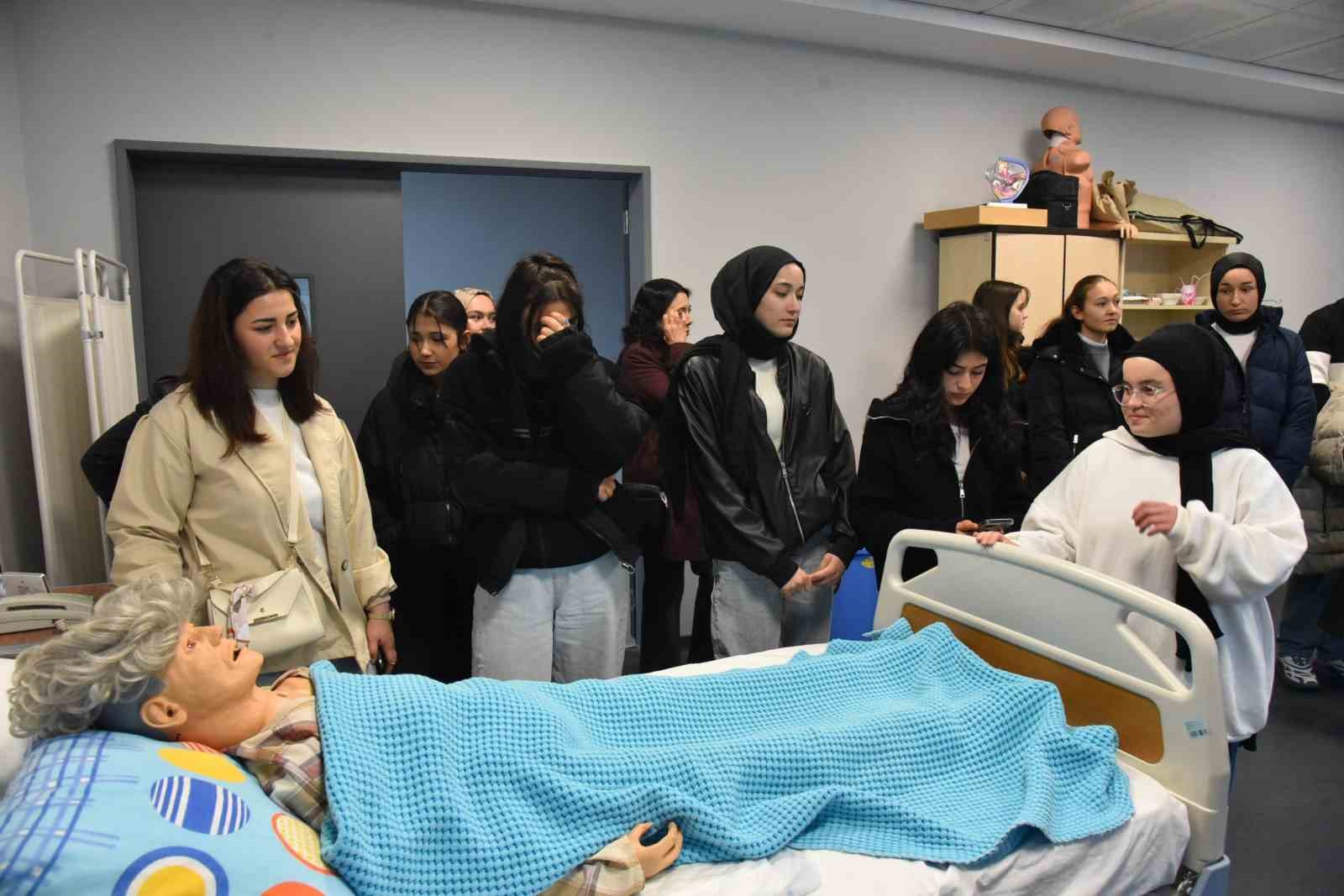 &Uuml;niversite adayı &ouml;ğrenciler D&uuml;zce &Uuml;niversitesi&rsquo;ni inceledi
