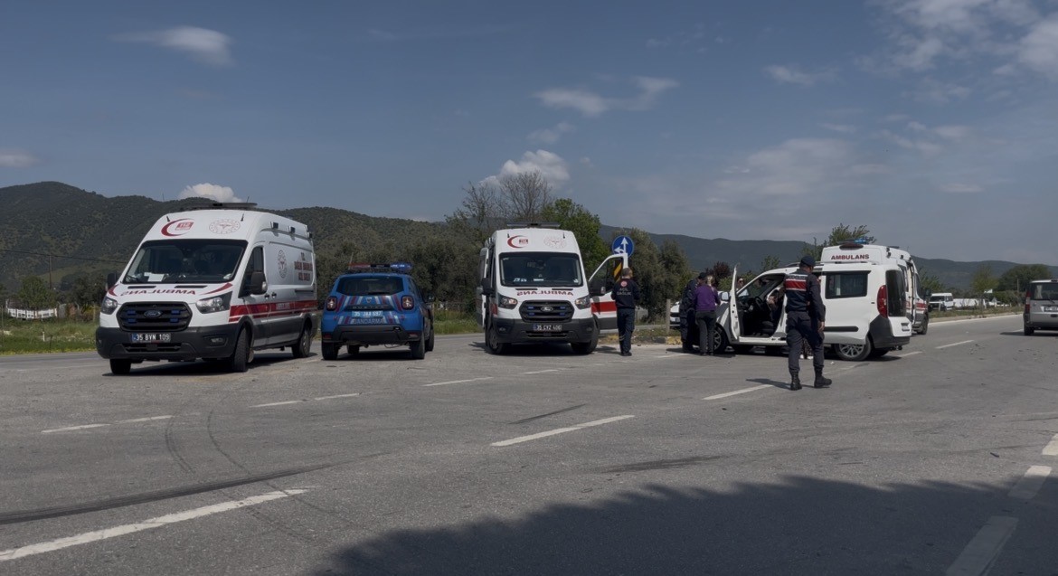 İzmir&rsquo;de otomobil ile hafif ticari ara&ccedil; &ccedil;arpıştı: 4&rsquo;&uuml; &ccedil;ocuk 7 yaralı
