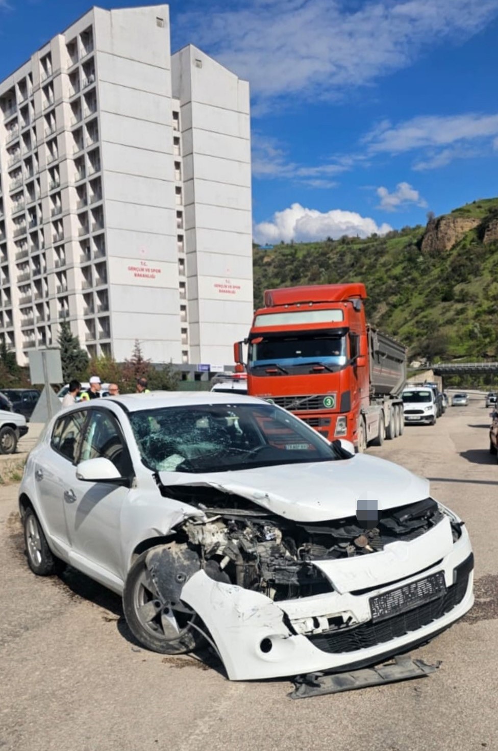 Karab&uuml;k&rsquo;te iki otomobil &ccedil;arpıştı: 3 yaralı
