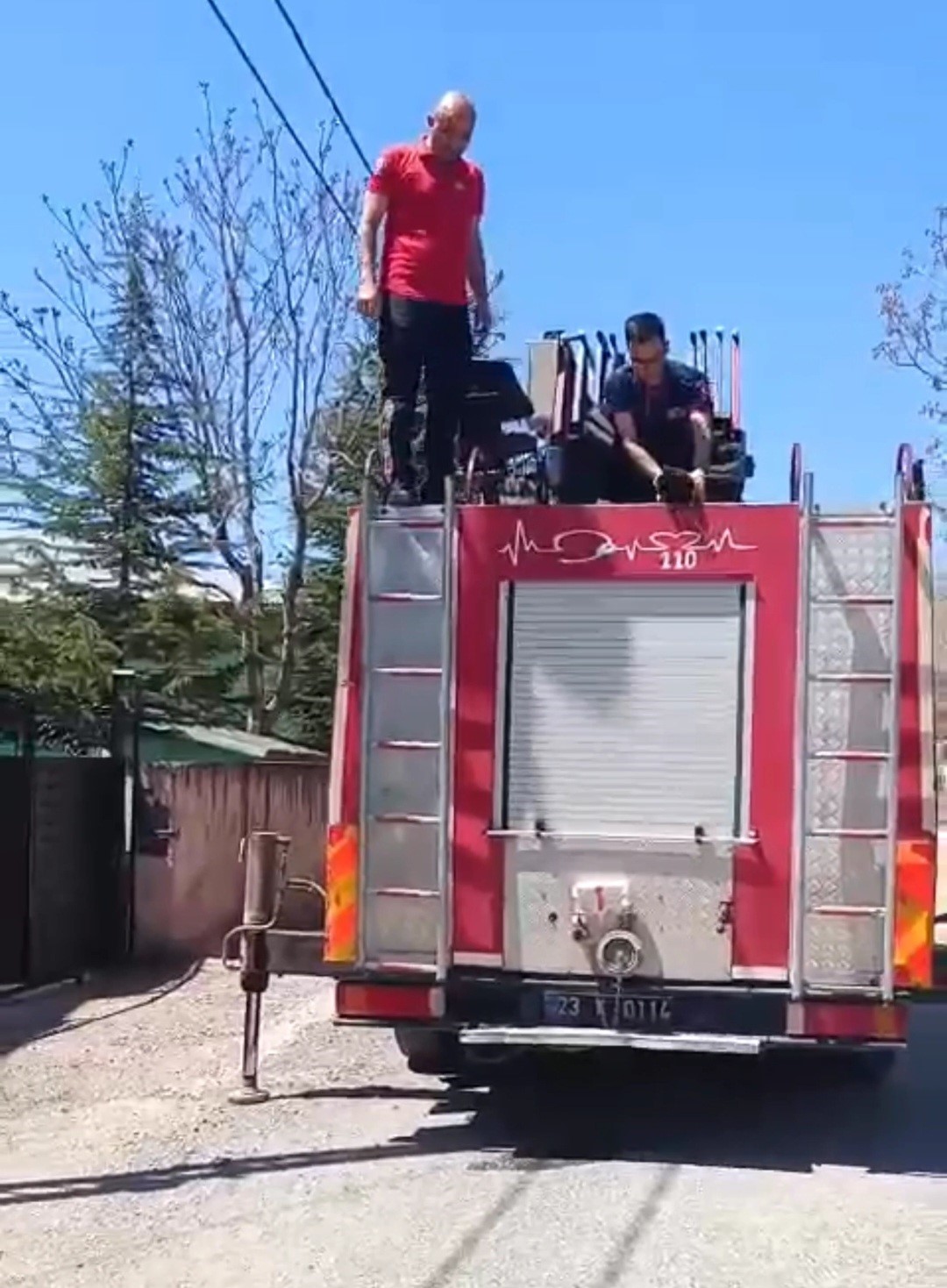 Kovancılar&rsquo;da mahsur kalan kedi kurtarıldı
