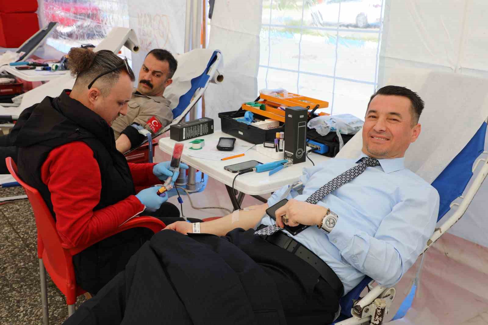 BAR&Uuml;&rsquo;de kan bağışı kampanyası yoğun katılımla tamamlandı
