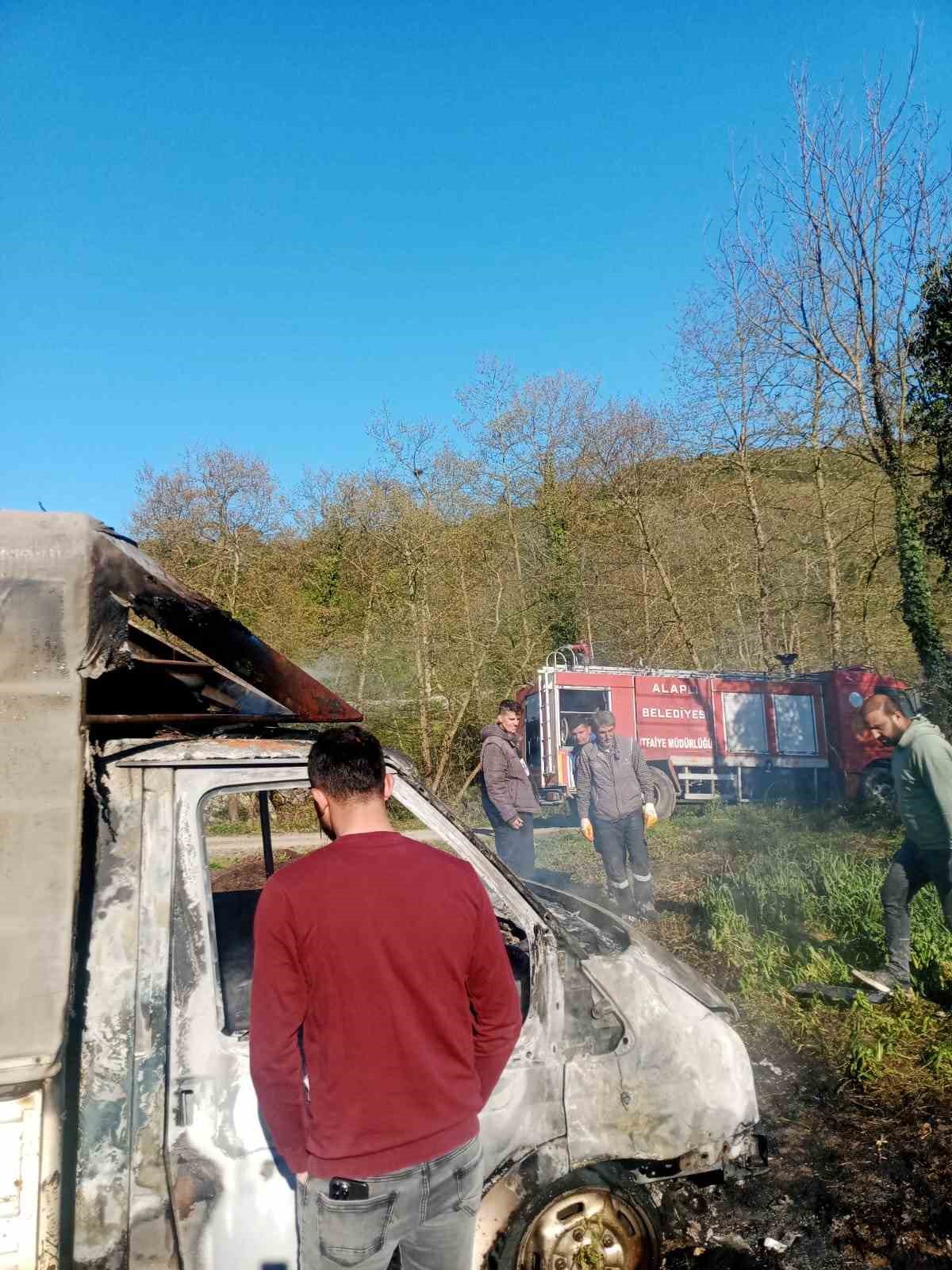 Alaplı&rsquo;da seyir halindeki kamyonet yandı
