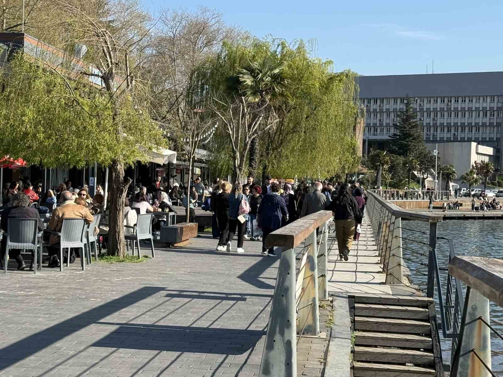 G&uuml;neş y&uuml;z&uuml;n&uuml; g&ouml;sterdi, Zonguldak&rsquo;ta sahil şeridi hareketlendi
