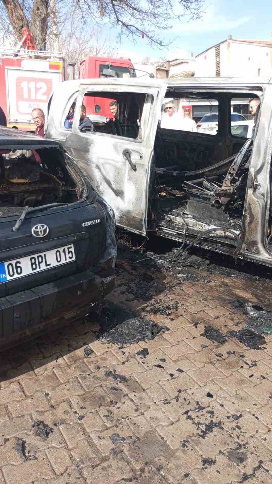 Nevşehir&rsquo;de ara&ccedil; yangını: 3 ara&ccedil; hasar g&ouml;rd&uuml;
