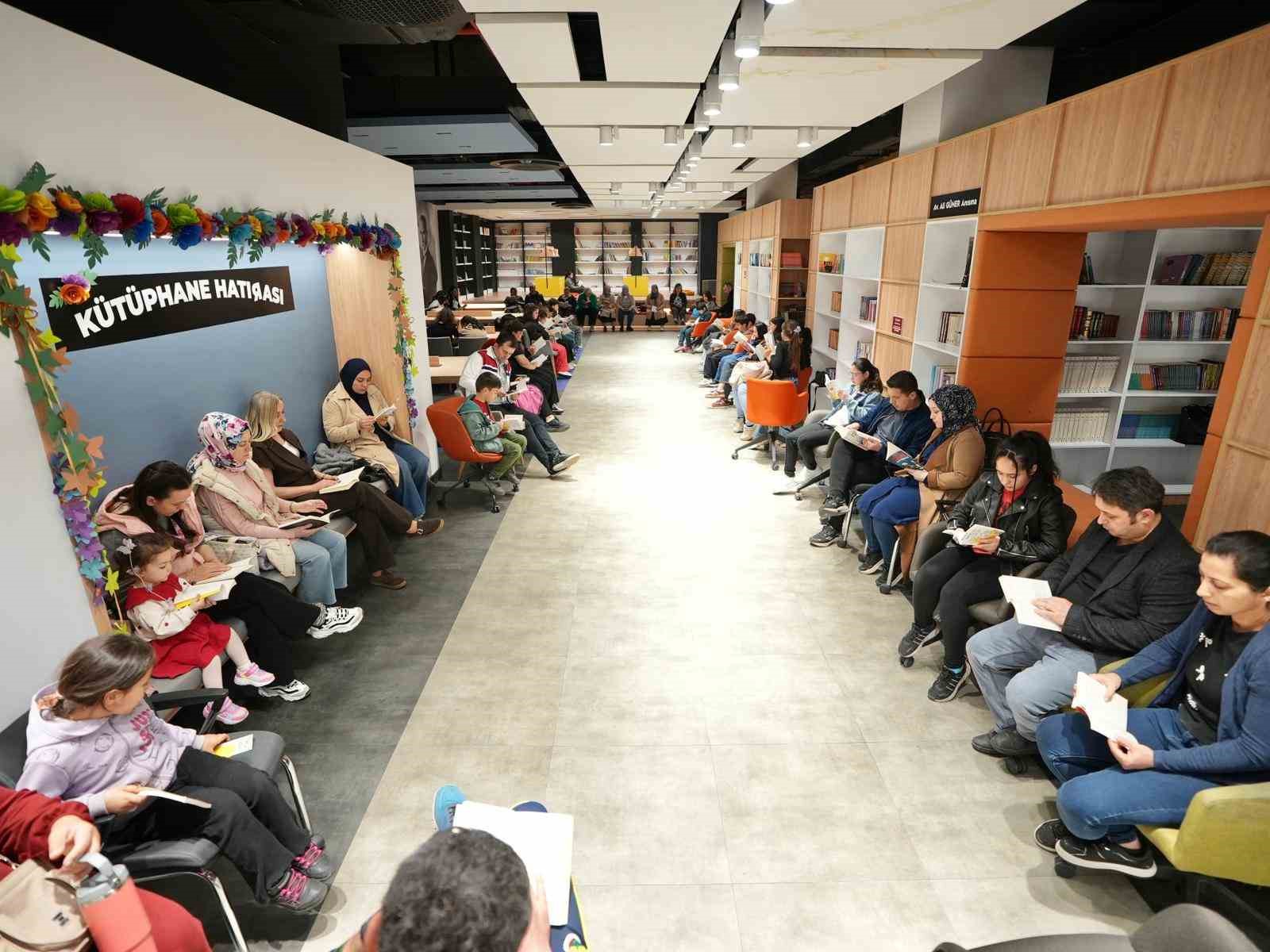 Denizli&rsquo;de &ccedil;ocuklar "Telefonu Bırak, Kitaba Sarıl" &ccedil;ağrısına kulak veriyor
