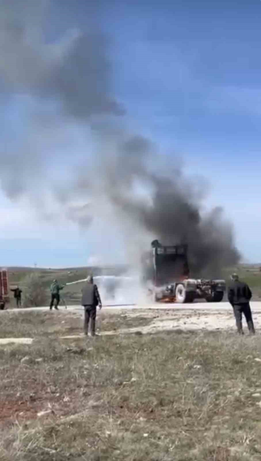 Alevlere teslim olan tır k&uuml;le d&ouml;nd&uuml;
