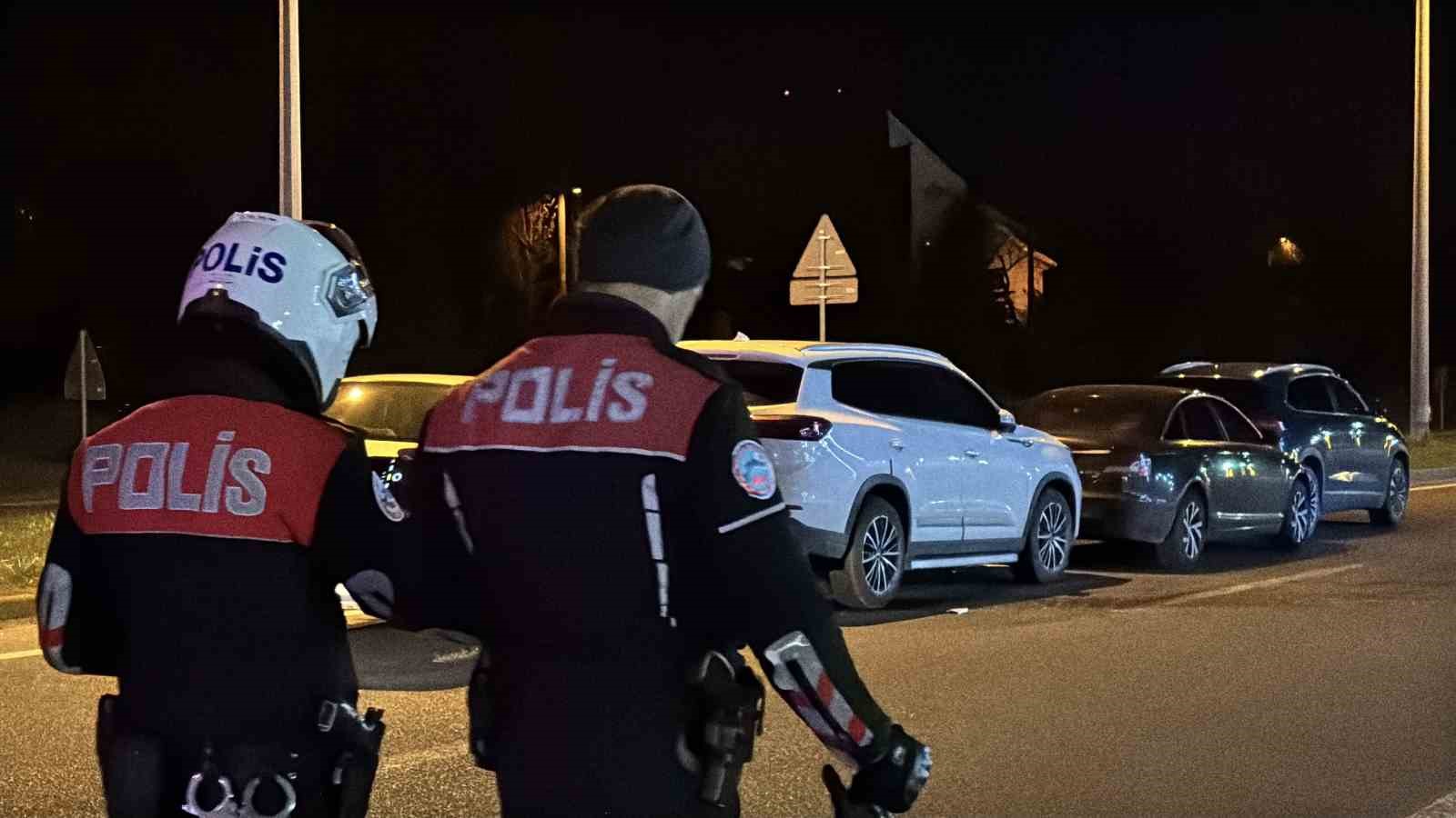 Bolu&rsquo;da ani fren yapıp ka&ccedil;an s&uuml;r&uuml;c&uuml;, zincirleme kazaya neden oldu: 3 yaralı
