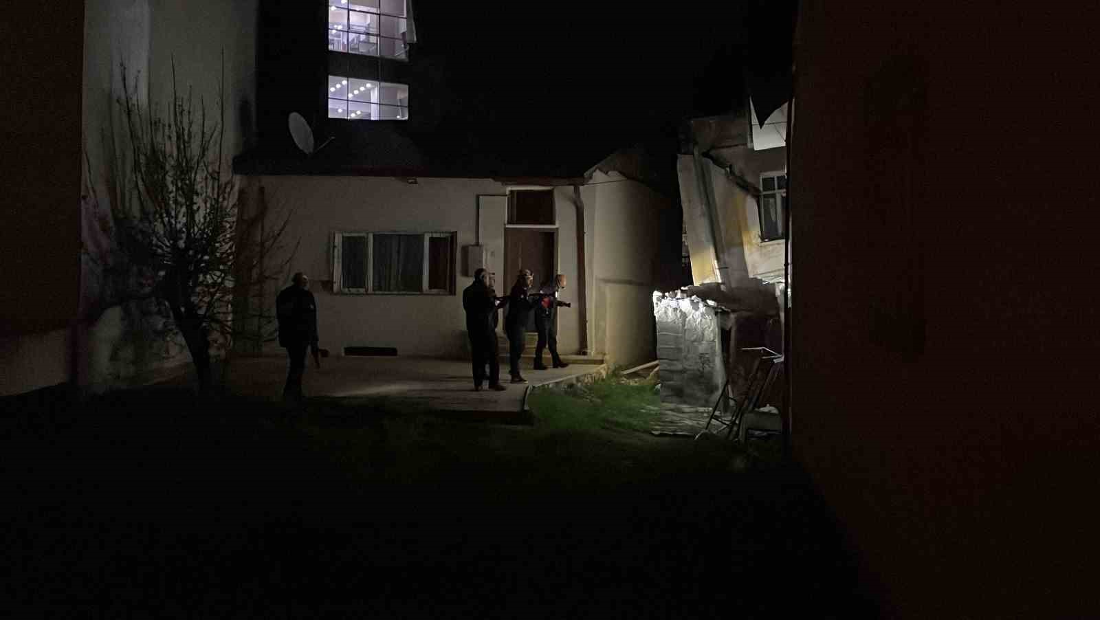 Sivas&rsquo;ta m&uuml;stakil ev &ccedil;&ouml;kt&uuml;, ev tahliye edildi
