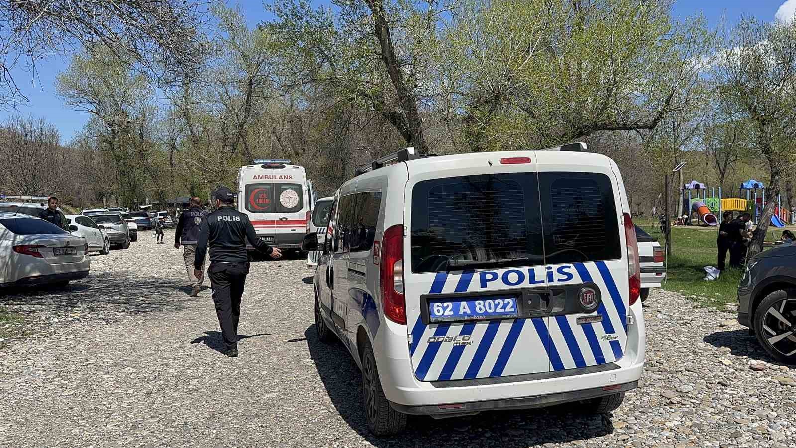 Tunceli’de boğulma tehlikesi geçiren genç kızı vatandaşlar kurtardı
