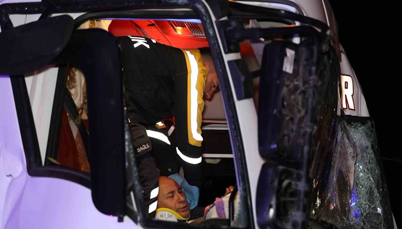 Kamyon tıra &ccedil;arptı, s&uuml;r&uuml;c&uuml; kabinde sıkıştı: Ekipler zamanla yarıştı
