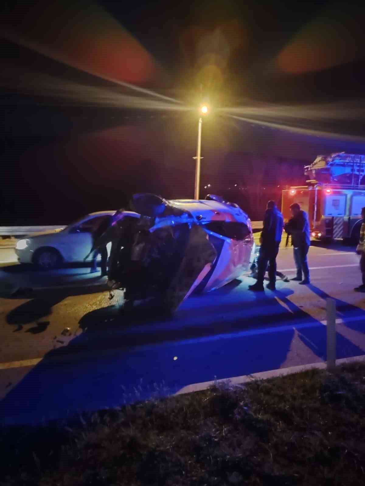 Kontrolden &ccedil;ıkan otomobil yan yattı
