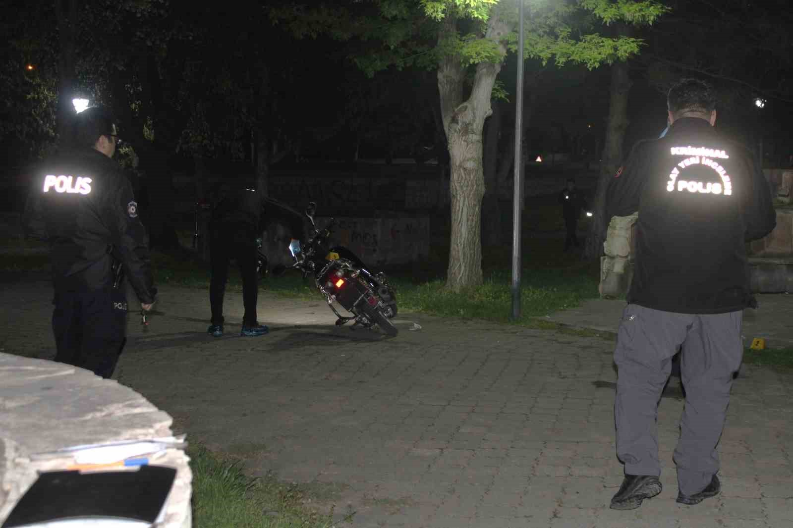 Parkta iki grup tabanca ve bı&ccedil;akla birbirine girdi: 2 yaralı
