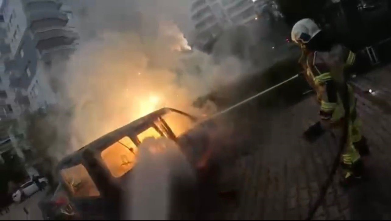 Diyarbakır&rsquo;da park halindeki ara&ccedil;ta &ccedil;ıkan yangın kamerada
