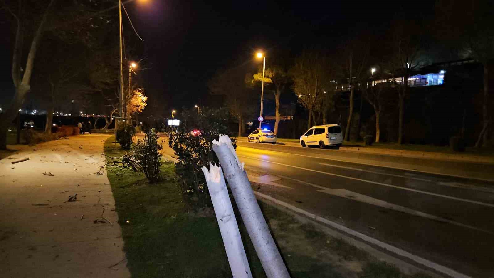 Fatih&rsquo;te yoldan &ccedil;ıkan otomobil taklalar atarak parka savruldu: 1 yaralı
