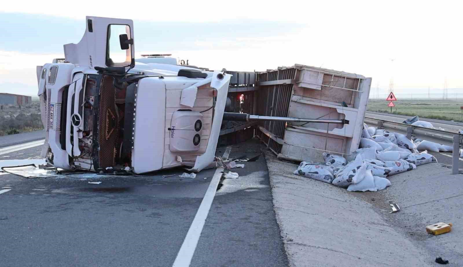 Tır ref&uuml;je devrildi, yardım etmek i&ccedil;in duran araca başka ara&ccedil; &ccedil;arptı: 6 yaralı
