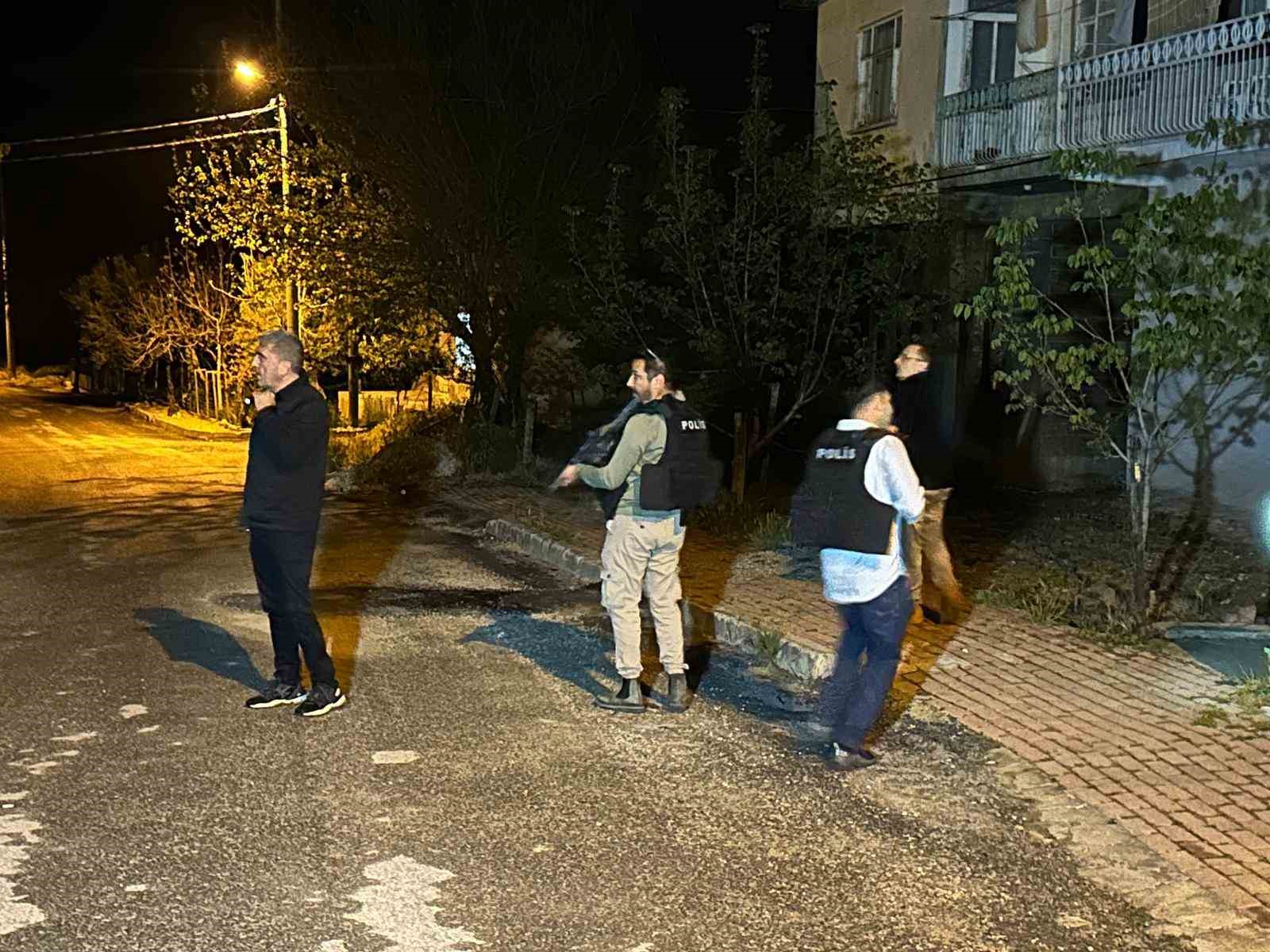 Uşak&rsquo;ta g&ouml;rev başındaki polis ekiplerine pompalı t&uuml;fekle ateş a&ccedil;ıldı: 2 polis yaralandı
