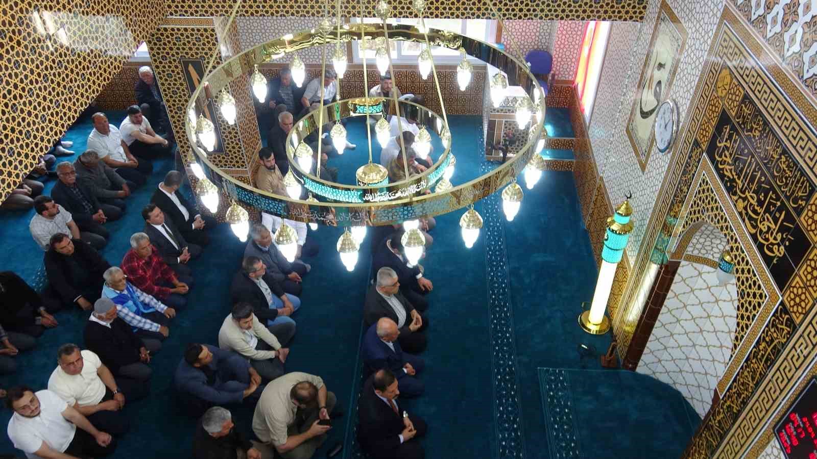 Depremin ardından inşa edilen 126&rsquo;ncı cami ibadete a&ccedil;ıldı
