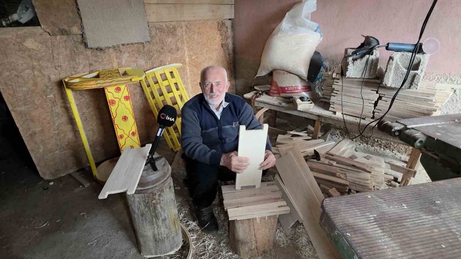 Mesleğine &ouml;mr&uuml;n&uuml; adayan tahta beşik ustası, sanatını yaşatacak &ccedil;ırak bulamadı
