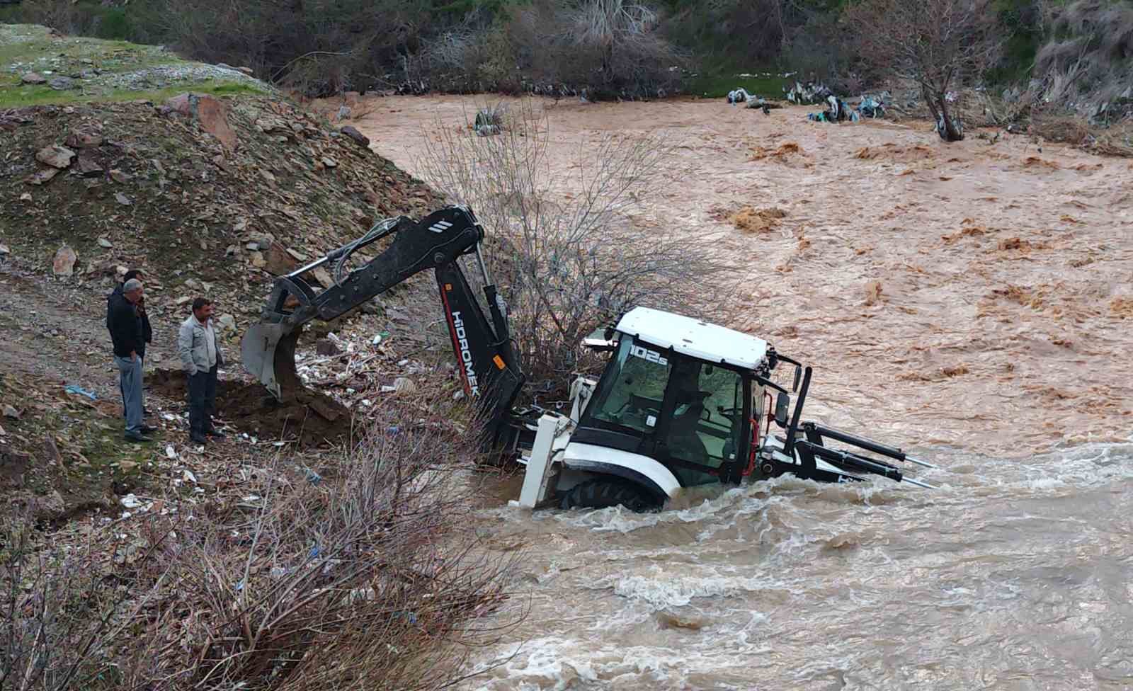 Mutki&rsquo;de dereye kapılan kep&ccedil;e kurtarıldı
