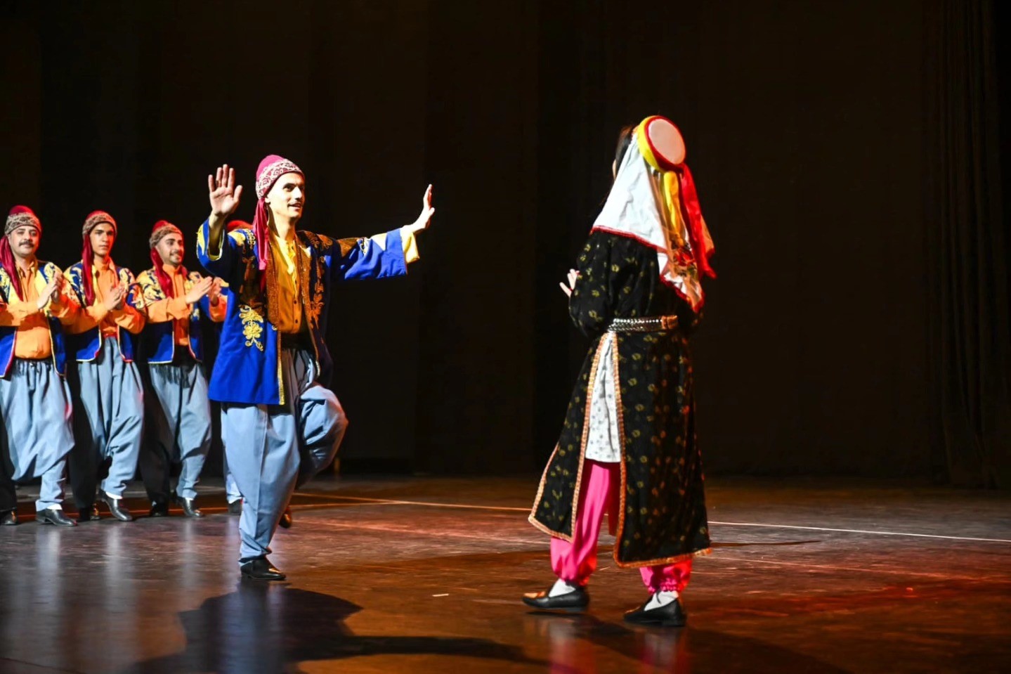 "7 B&ouml;lge 7 Renk" ayakta alkışlandı
