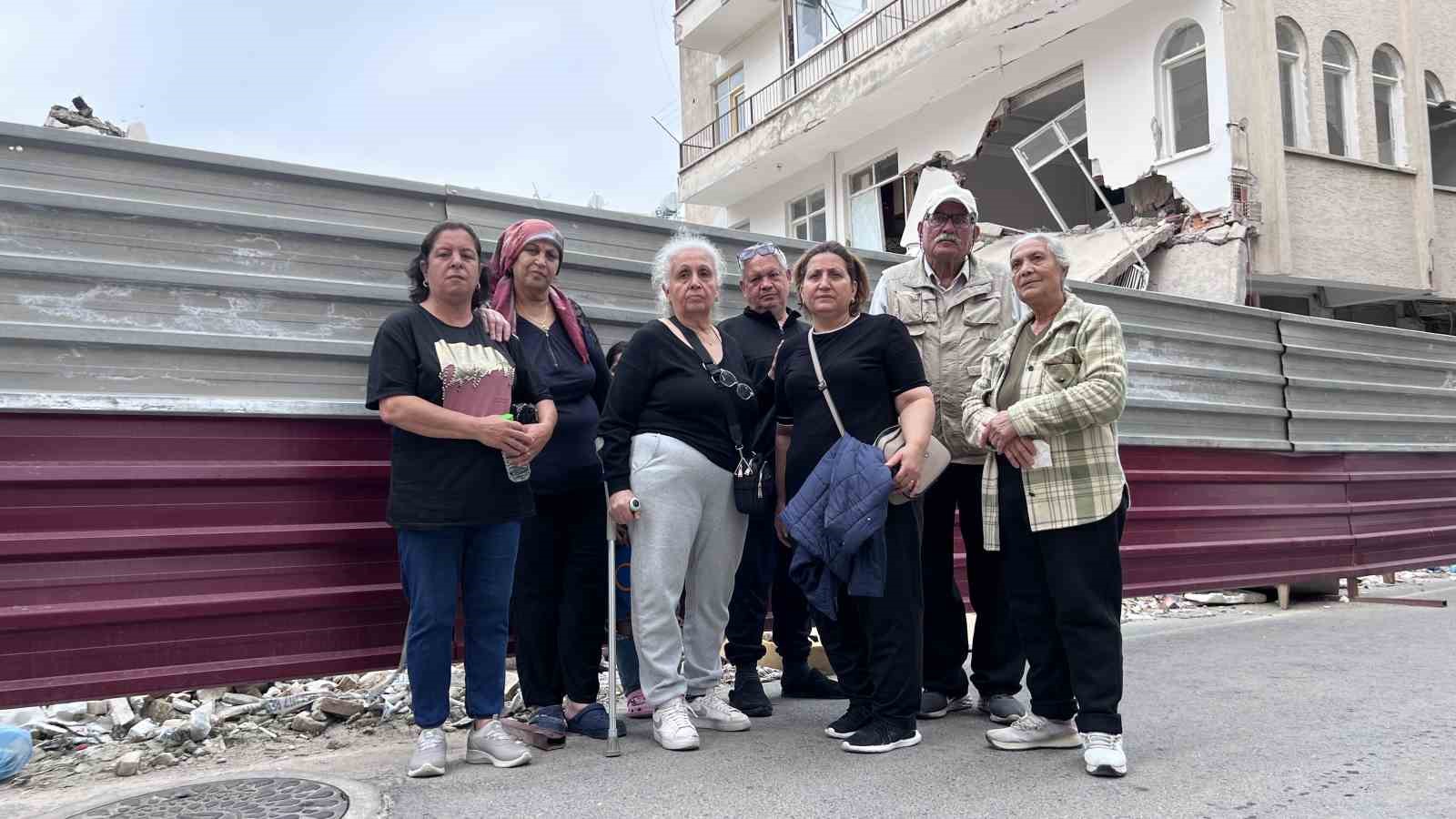 Yıkımda zarar g&ouml;ren binanın sakinleri: "M&uuml;teahhide ulaşamıyoruz"
