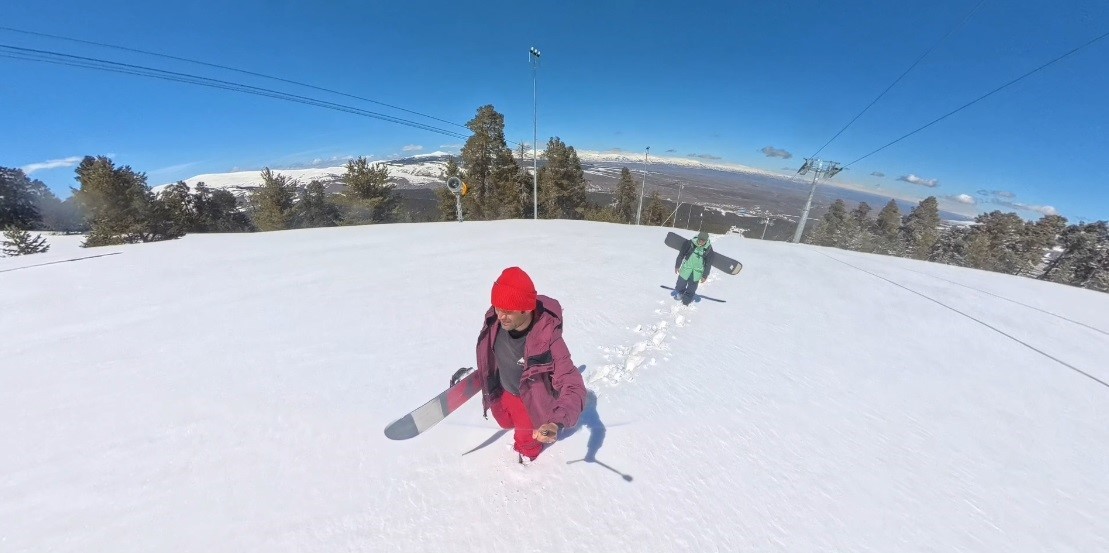 Kars&rsquo;ta nisanda kar macerası: Zirveye y&uuml;r&uuml;y&uuml;p bahar ortasında snowboard yaptılar

