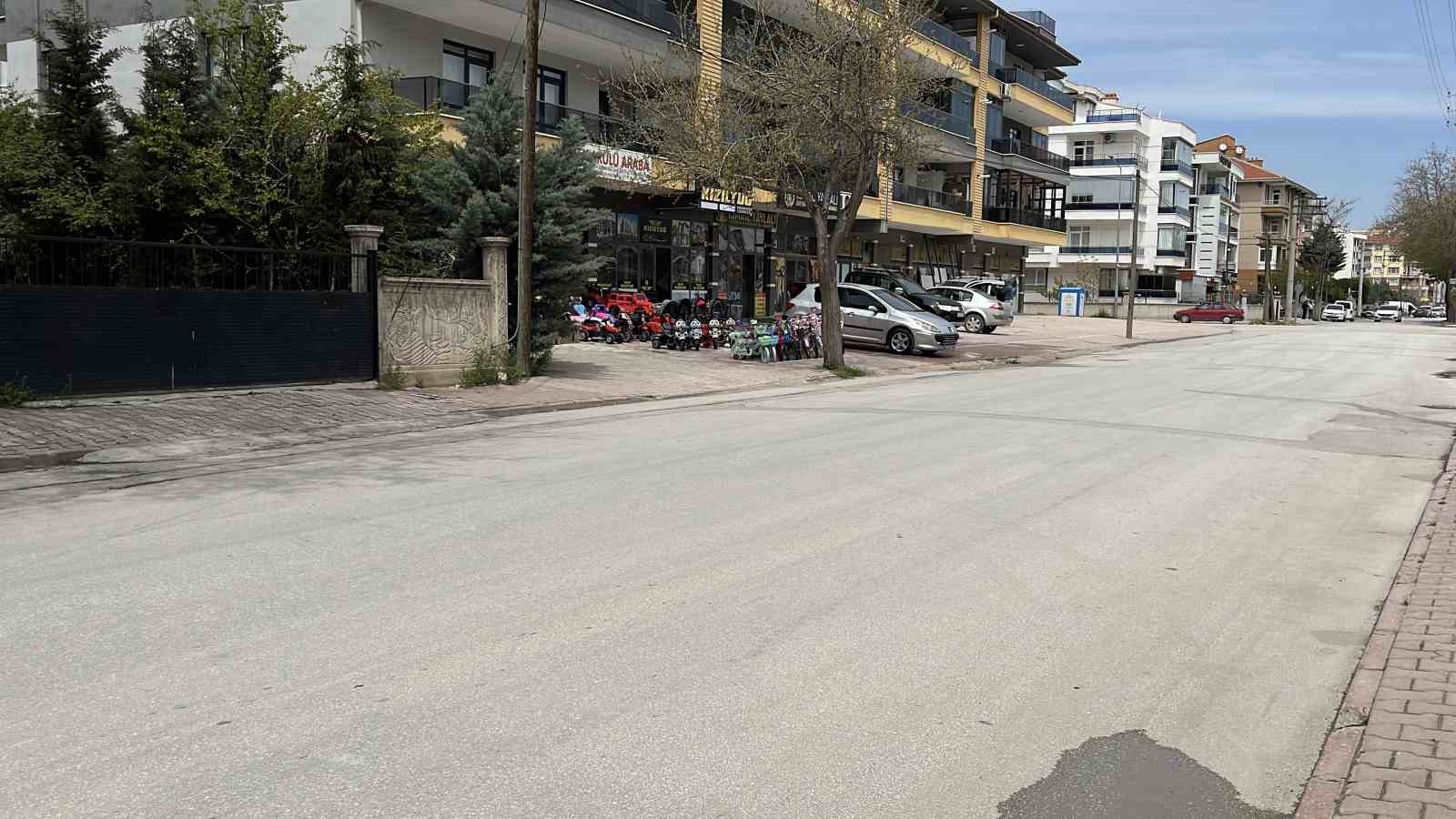 Otomobilin &ccedil;arpmasıyla &ouml;len kedinin yavrusu başından ayrılmadı
