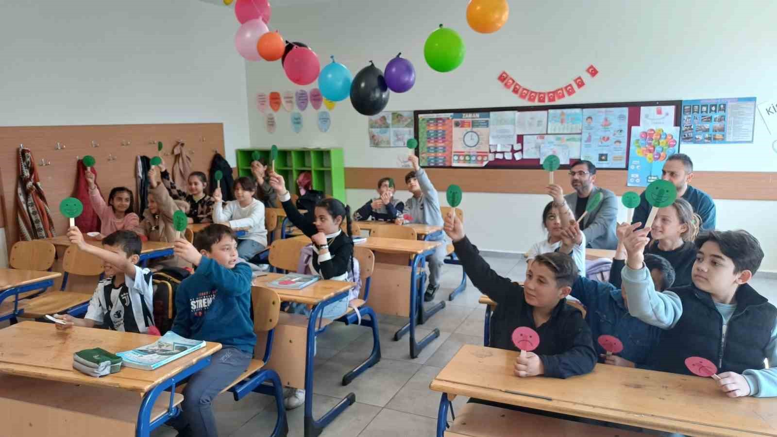 &Uuml;niversiteliler miniklere zorbalıkla baş etmeyi anlattı
