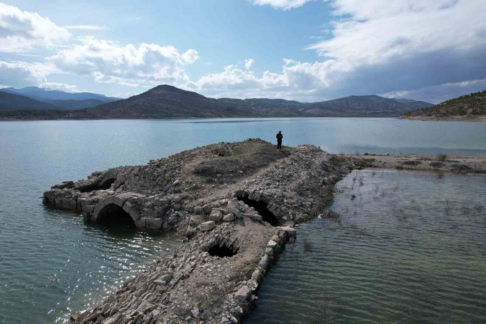 Altınapa Barajı&rsquo;nda su seviyesi arttı, tarihi hanın bir kısmı yeniden sular altında kaldı
