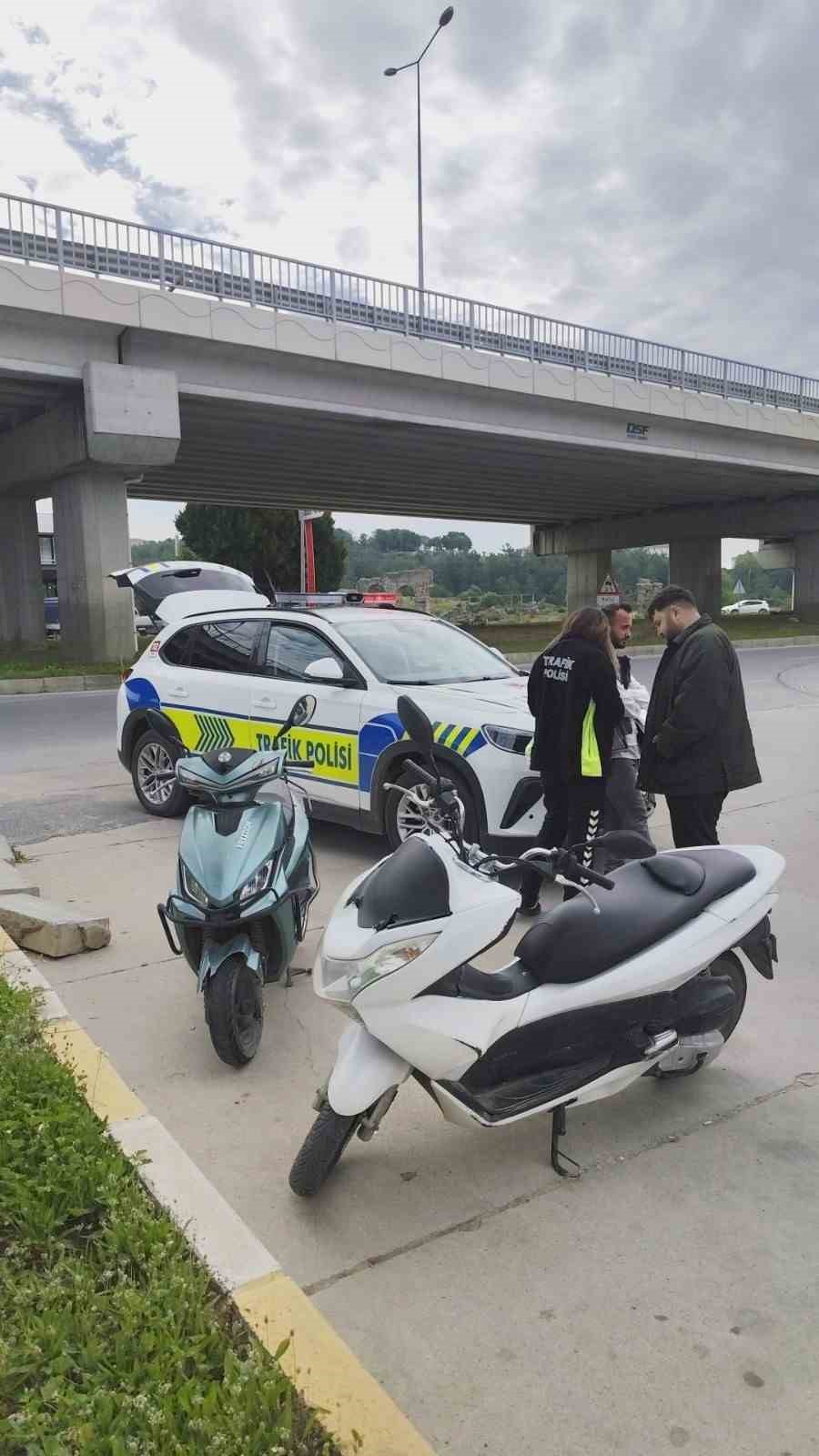 Motorlu bisiklet, motosiklete arkadan &ccedil;arptı: 2 s&uuml;r&uuml;c&uuml; yaralandı
