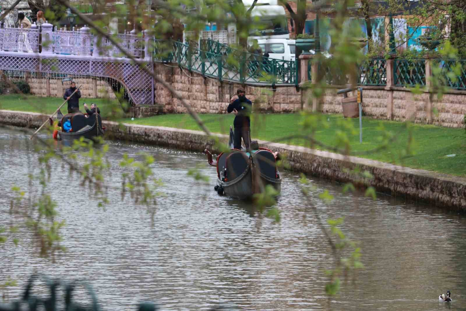Gondolların yol arkadaşı &ouml;rdekler oldu
