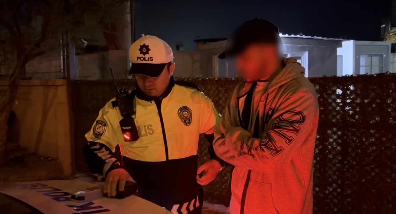 Alkoll&uuml; s&uuml;r&uuml;c&uuml; ehliyeti kaptırınca ağladı
