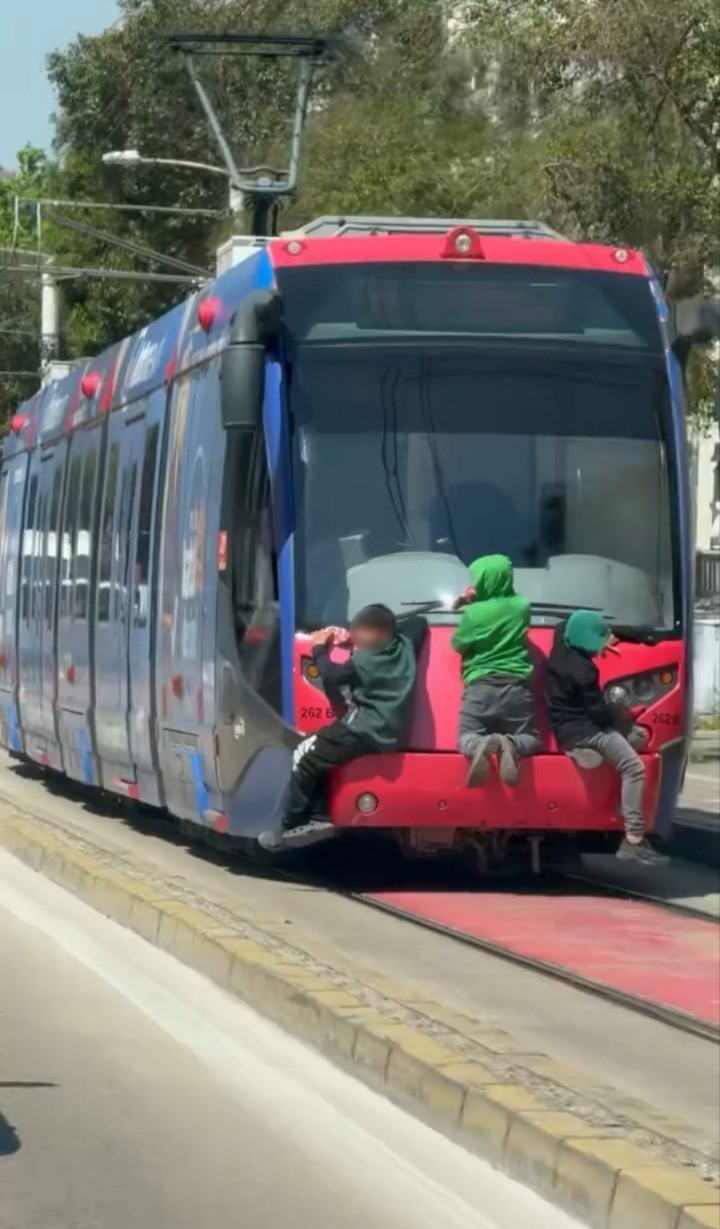 Tramvayın arkasına tutunan &ccedil;ocuklar y&uuml;rekleri ağza getirdi
