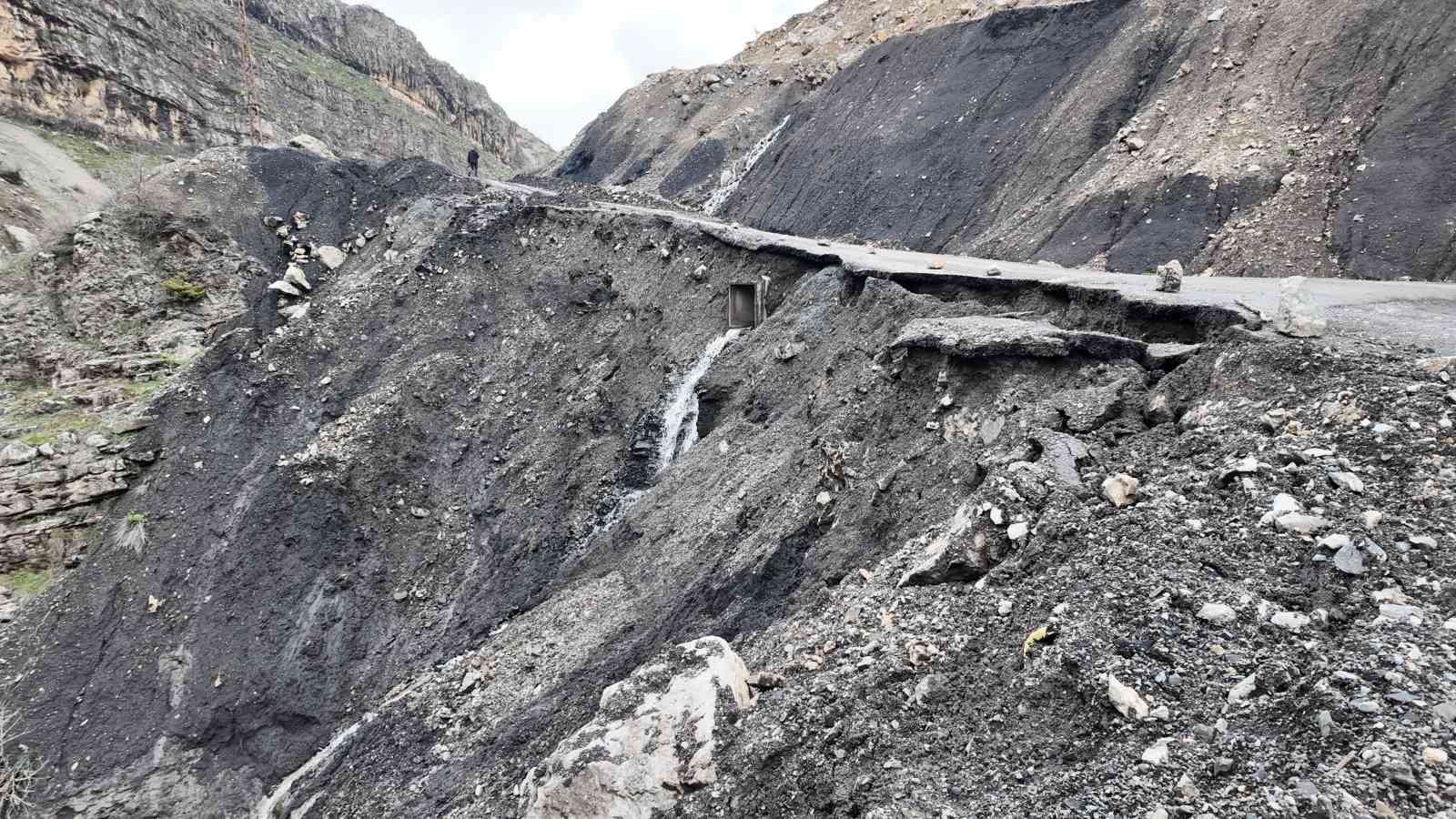 Şırnak&rsquo;ta yağışla beraber heyelan oluştu
