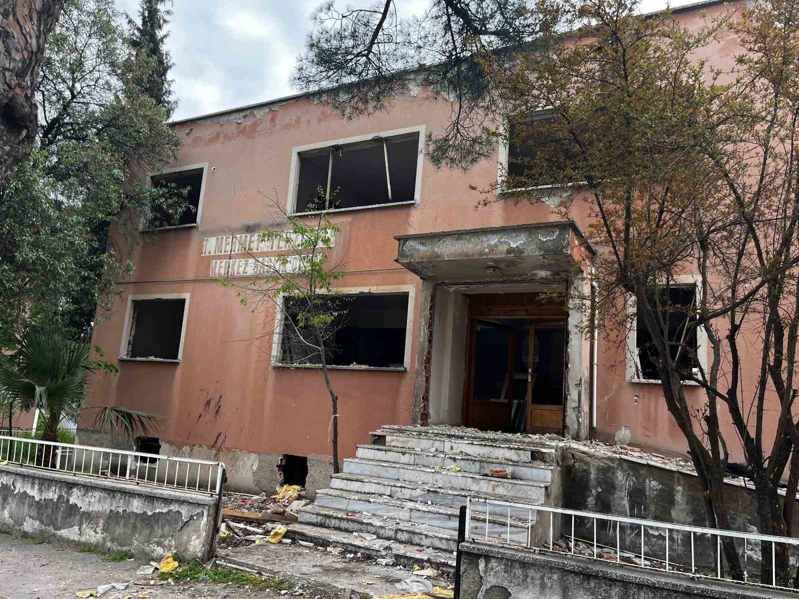 Buldan&rsquo;da depreme dayanıksız sağlık ocağında yıkım başladı
